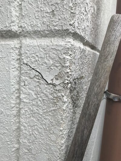 外壁の塗膜のひび割れ
