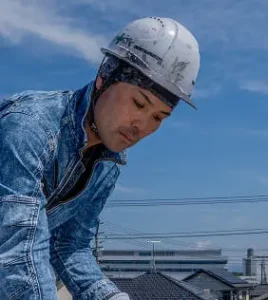 屋根の上で点検作業をするサンテクペイントのスタッフ