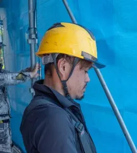 足場の前で現場確認をするサンテクペイントのスタッフ